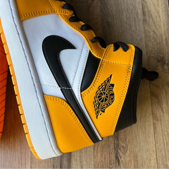 2022 AirJordan 1 Mids Reverse  BLKWhite Sneakers 554724-701 yellow - Picture 6 of 13